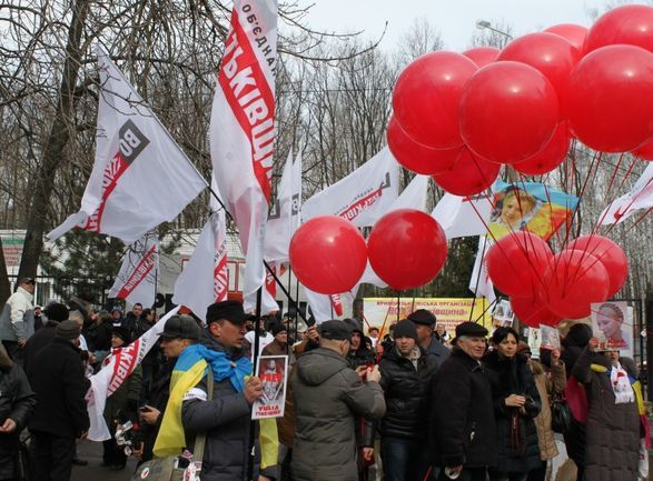 Активисты со всей Украины съехались в Харьков поздравить Тимошенко (Видео)