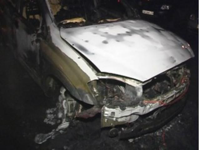 У Києві згоріло авто просто за лічені хвилини (Фото) У Києві згоріло авто просто за лічені хвилини (Фото)