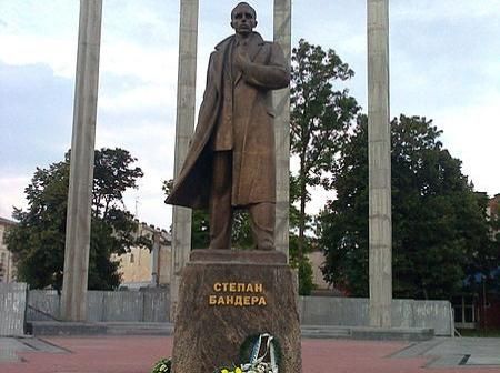 Сегодня ночью свободовцы будут охранять памятник Бандере Сегодня ночью свободовцы будут охранять памятник Бандере