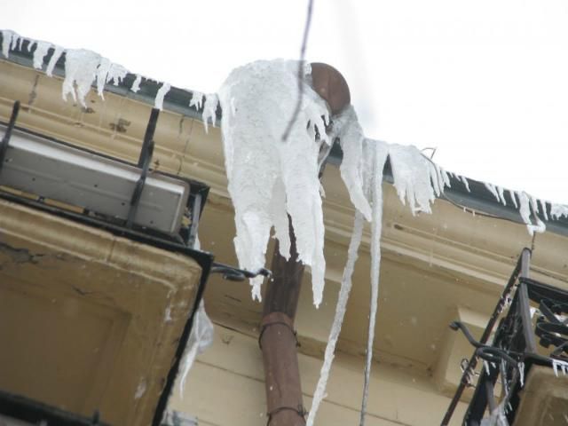 У Тернополі снігова брила поранила трьох людей У Тернополі снігова брила поранила трьох людей