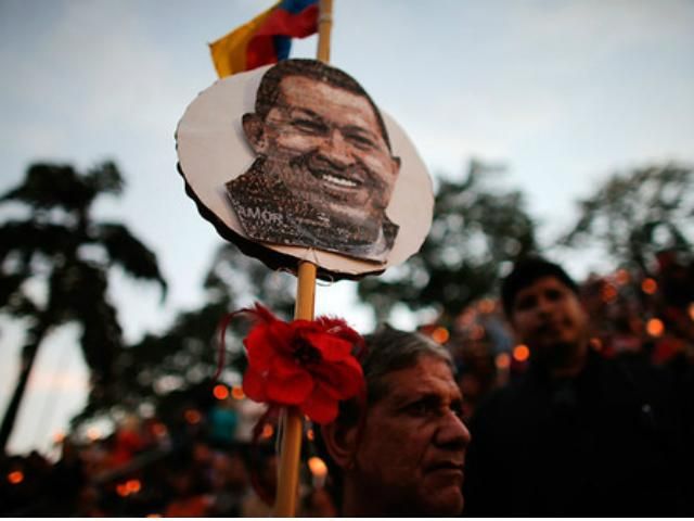 Чавесу посмертно вручили копію шпаги Симона Болівара 
