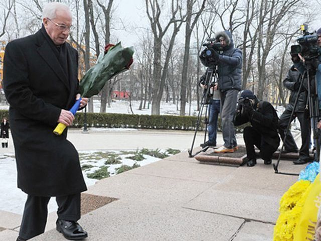 Азаров поклав квіти до пам'ятника Шевченкові Азаров поклав квіти до пам'ятника Шевченкові