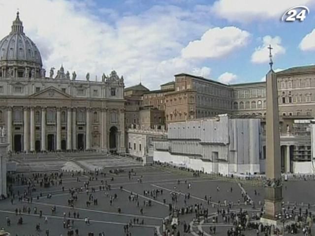 В Ватикане установили дымоход, который сообщит об избрании понтифика В Ватикане установили дымоход, который сообщит об избрании понтифика
