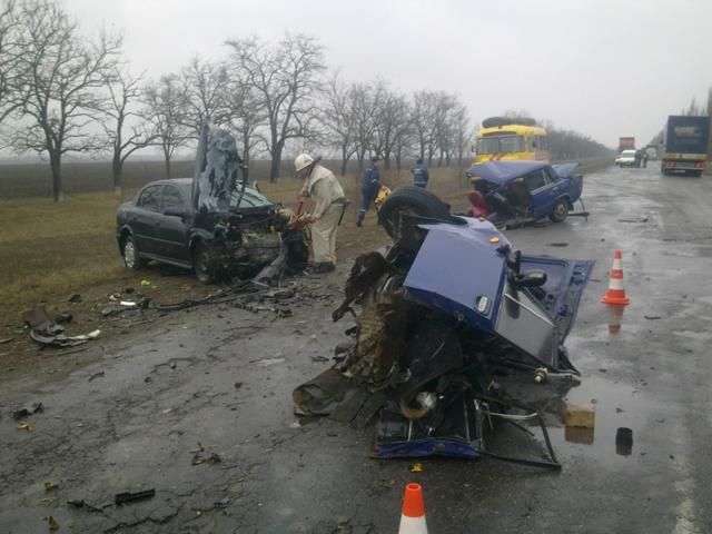В аварии на Николаевщине 2 человека погибло и 4 пострадали (Фото) В аварии на Николаевщине 2 человека погибло и 4 пострадали (Фото)