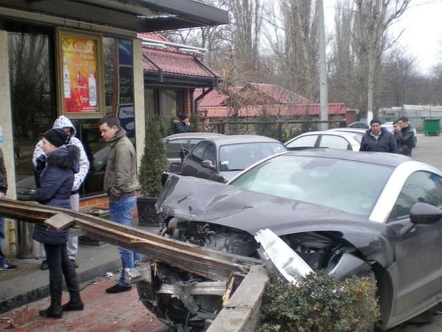 В Одессе 16-летний парень устроил ДТП, есть пострадавшие (Фото) В Одессе 16-летний парень устроил ДТП, есть пострадавшие (Фото)