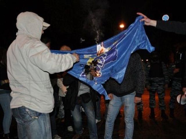 У Хмельницькому свободівці спалили прапор регіоналів У Хмельницькому свободівці спалили прапор регіоналів