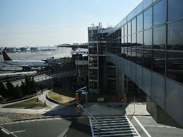 В аеропорту Нью-Йорка зіштовхнулись два літаки В аеропорту Нью-Йорка зіштовхнулись два літаки