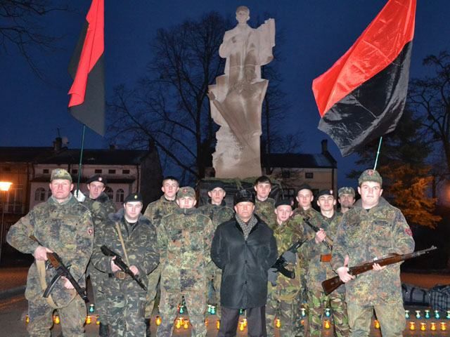 Националисты пообещали деньги за информацию о вандалов памятников Бандере и Шухевичу