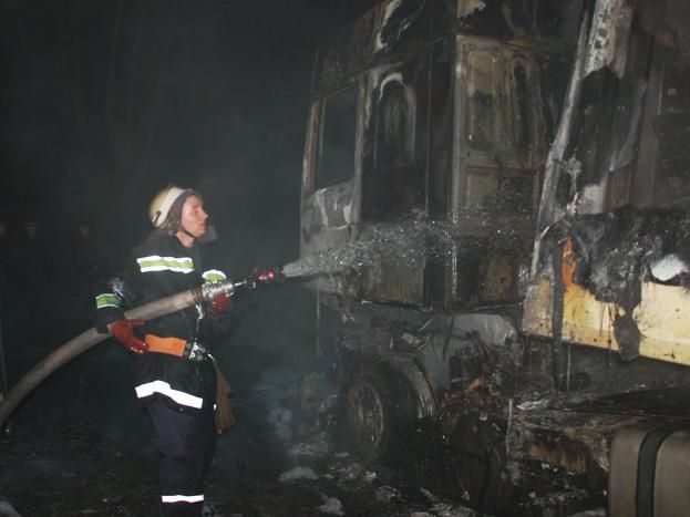 У Миколаєві згоріли дві вантажівки, постраждав один водій