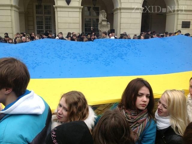 Во Львове массово спели гимн Украины (Фото, видео)