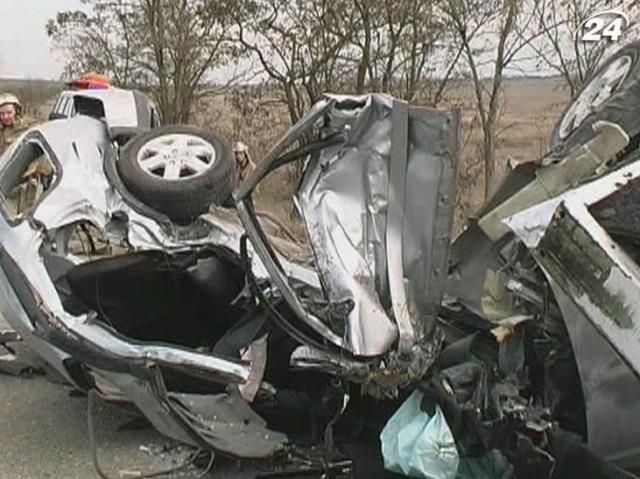 В Крыму легковушка влетела в рейсовый автобус: 1 погибший, семеро - в больнице В Крыму легковушка влетела в рейсовый автобус: 1 погибший, семеро - в больнице