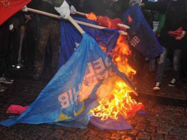 Свободовцы сожгли флаг Партии регионов возле памятника Шевченко