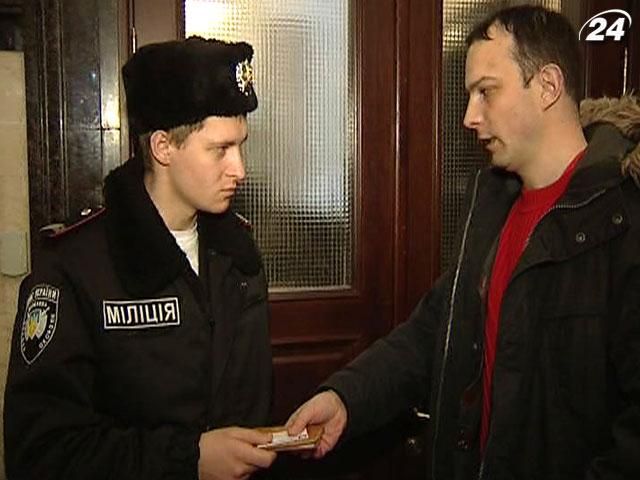 Киянам спростили доступ до будівлі мерії Киянам спростили доступ до будівлі мерії