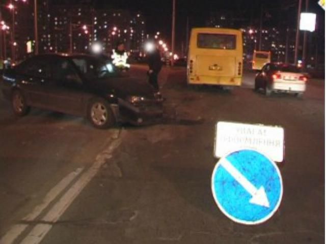 У Києві автомобіль врізався у маршрутку з пасажирами (Фото) У Києві автомобіль врізався у маршрутку з пасажирами (Фото)