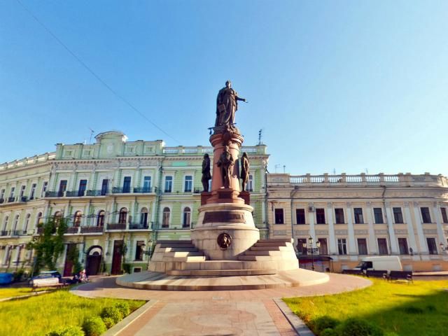 Пам'ятник Катерині ІІ охоронятимуть за півмільйона на рік озброєні бійці 