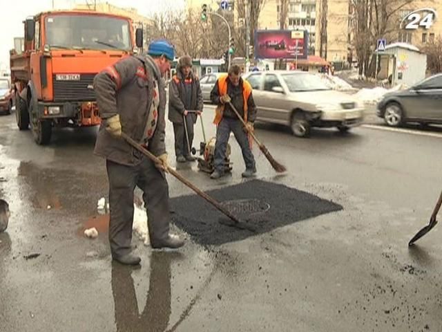 На українських дорогах залатали 98% ям