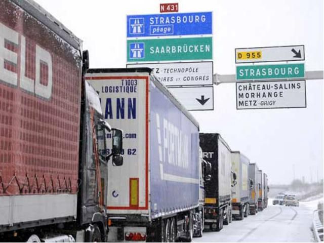 В Бельгии из-за сильного снегопада образовалась пробка на 200 км