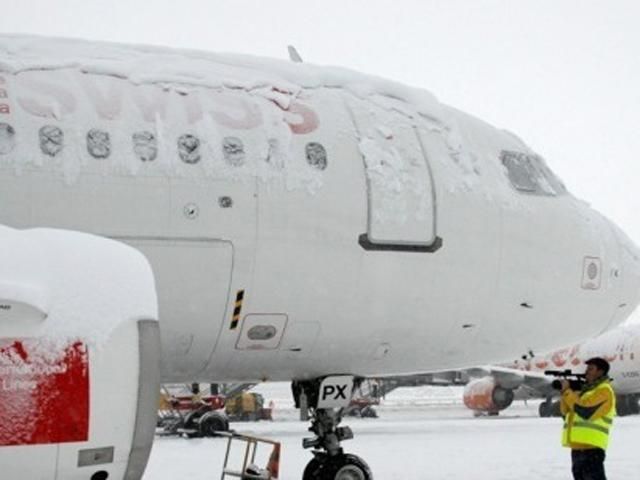 Найбільший німецький аеропорт закрили через снігопад Найбільший німецький аеропорт закрили через снігопад