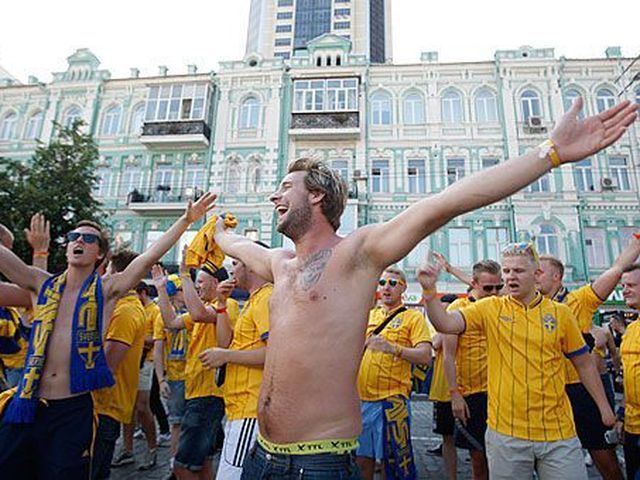 В Киеве установят памятник шведскому фану (Фото)