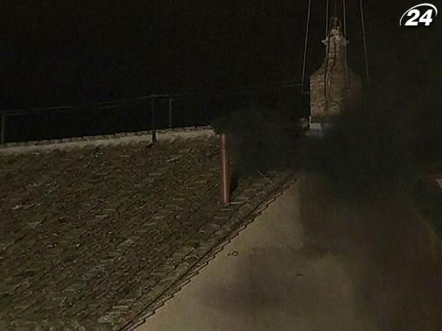 Пошел черный дым - нового Папу Римского не избрали Пошел черный дым - нового Папу Римского не избрали