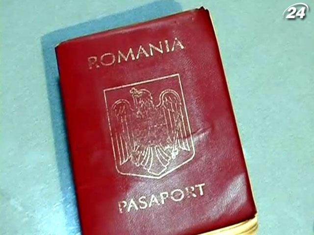 Крупным планом: Жители Буковины получили 100 тысяч румынских паспортов