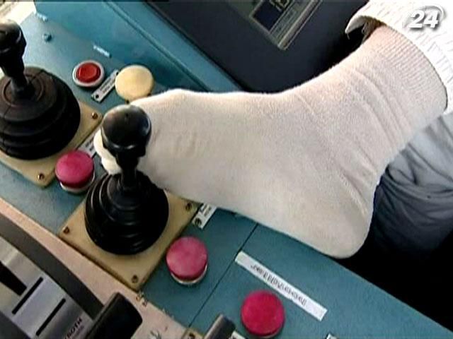 Крановщик в Греции управляет мостом ногой Крановщик в Греции управляет мостом ногой