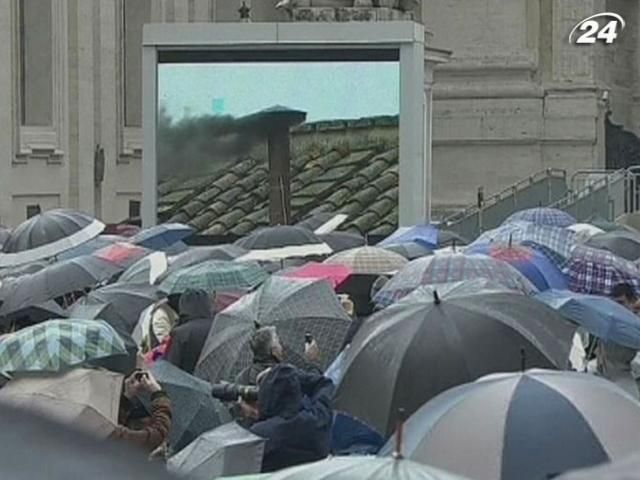 Тисячі католиків у Римі чекають на обрання нового Папи