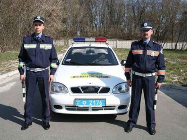 Луганськ: водій іномарки побив працівника ДАІ Луганськ: водій іномарки побив працівника ДАІ