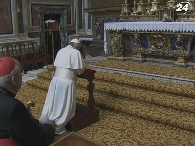 Папа Франциск розпочав перший день на престолі з молитви