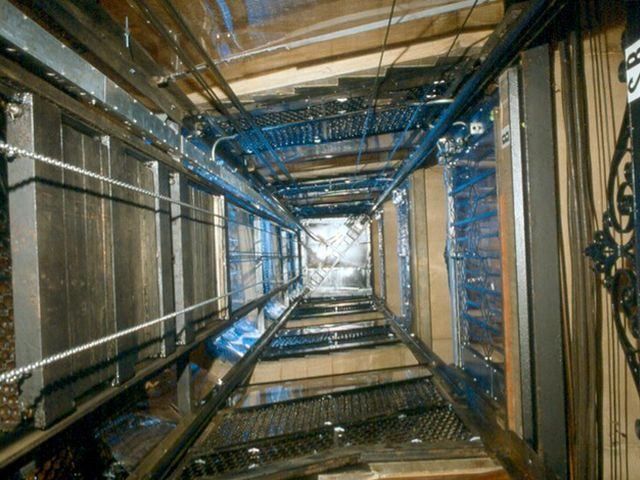 У Житомирі 46 людей одночасно застрягли у ліфтах У Житомирі 46 людей одночасно застрягли у ліфтах