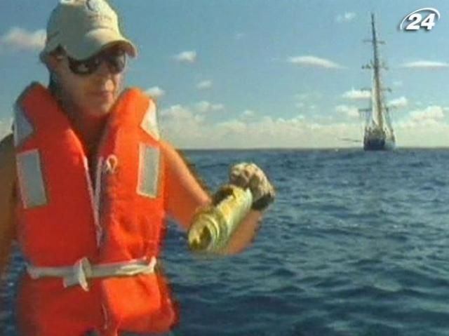 Посеред Тихого океану виловлюють сміття Посеред Тихого океану виловлюють сміття