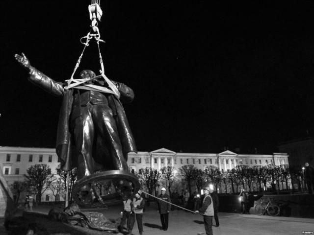Чому в Україні почали воювати із пам'ятниками Леніну?