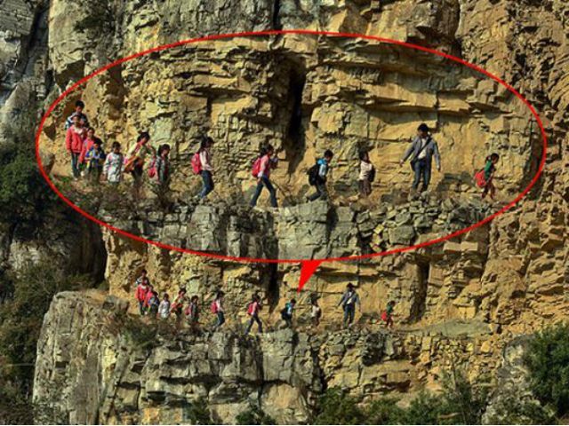 Китайские ученики рискуют ежедневно, когда идут в школу (Фото) Китайские ученики рискуют ежедневно, когда идут в школу (Фото)