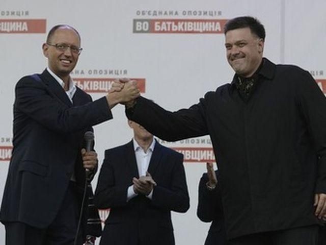 Тягнибок и Яценюк начали в Ужгороде протестную ходу (Фото) Тягнибок и Яценюк начали в Ужгороде протестную ходу (Фото)