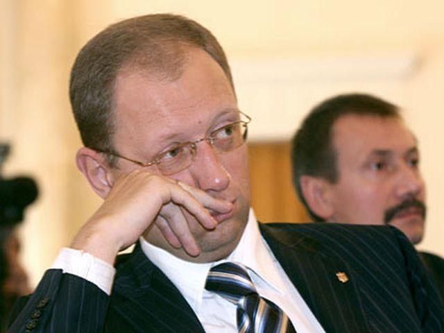 Яценюка в Ужгороде пытались согреть шубой из кролика Яценюка в Ужгороде пытались согреть шубой из кролика