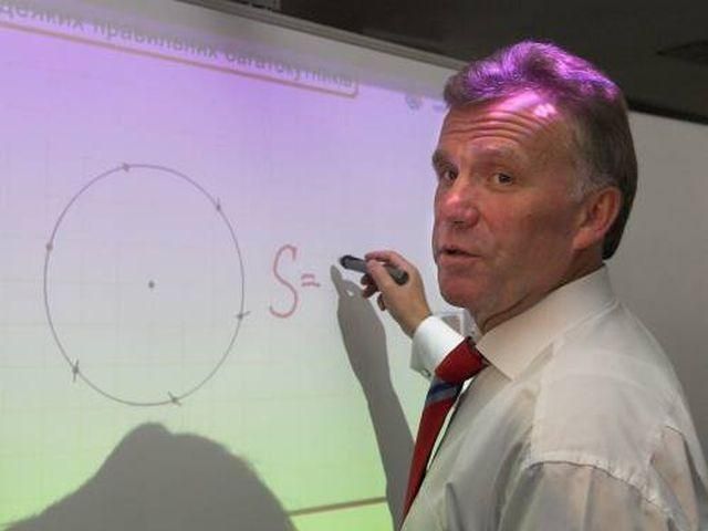 Учителя должны зарабатывать по 3-5 тысяч, - бывший министр Учителя должны зарабатывать по 3-5 тысяч, - бывший министр