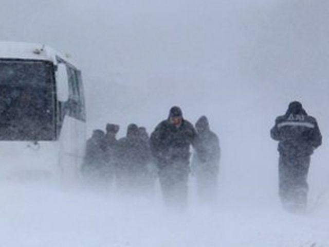 Усі траси між Тернополем і Хмельницьким повністю заметені снігом