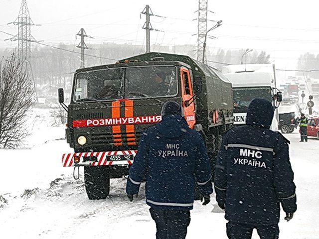 На Тернопольщине милиция откопала из снега автобус с 53 белорусами На Тернопольщине милиция откопала из снега автобус с 53 белорусами