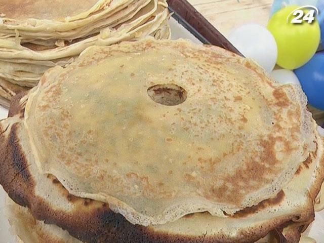 Блины выложили в рекордную пирамиду более трех метров высотой Блины выложили в рекордную пирамиду более трех метров высотой