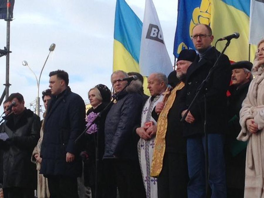 Во Львове началась акция оппозиции "Вставай, Украина!" Во Львове началась акция оппозиции "Вставай, Украина!"