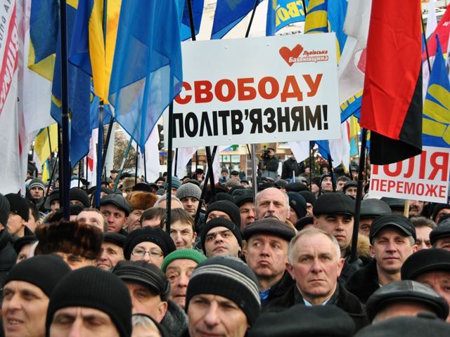 Оппозиция провела во Львове акцию "Вставай, Украина!" (Фото)