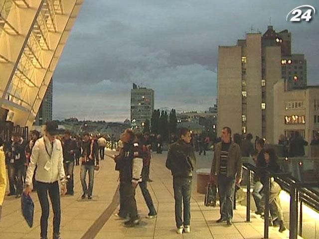 ГАИ просит водителей не парковаться возле "Олимпийского" ГАИ просит водителей не парковаться возле "Олимпийского"