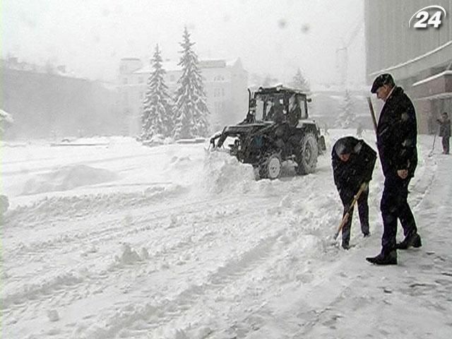 Снежные заносы заблокировали проезд к 300 населенным пунктам Снежные заносы заблокировали проезд к 300 населенным пунктам