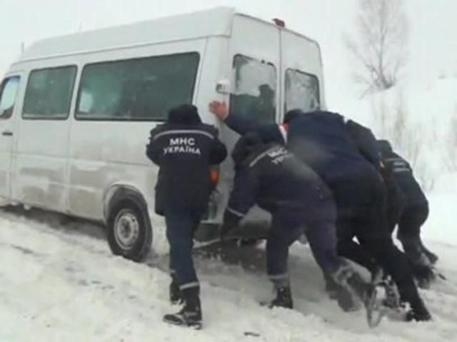На Львівщині рятувальники вийняли з заметів понад 400 транспортних засоби