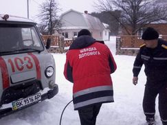 На Львовщине спасатели достали из снега две неотложки, которые везли рожениц