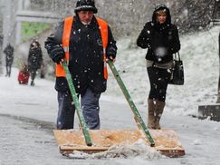 Запад продолжает ликвидировать последствия стихии