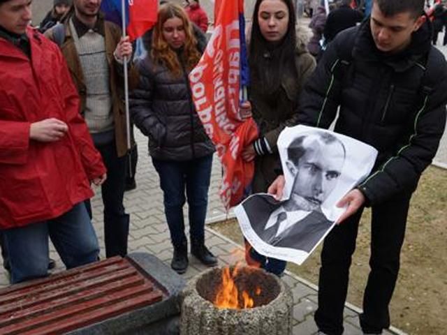 У Севастополі привселюдно спалили портрети Бандери та Шухевича (Фото)