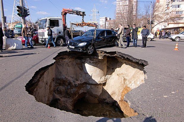 В Одессе провалился огромный кусок асфальта (Фото. Видео)