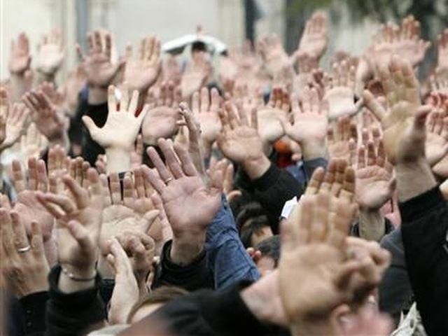 4% украинцев готовы с оружием выйти на демонстрации 4% украинцев готовы с оружием выйти на демонстрации