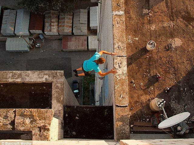 Київський Спайдермен приборкує мости й підйомні крани (Фото. Відео) Київський Спайдермен приборкує мости й підйомні крани (Фото. Відео)